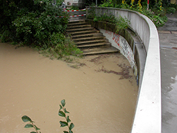 Überflutete Treppe im Stadtbereich Rosenheim.