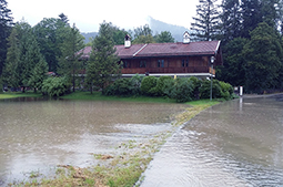Überschwemmte Straßen und Wiesen nahe der Leitzach in Hammer.