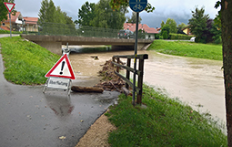 Überfluteter Fuß- und Radweg in Bernau.