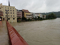 In Wasserburg reicht der Inn bis an die Innbrücke.