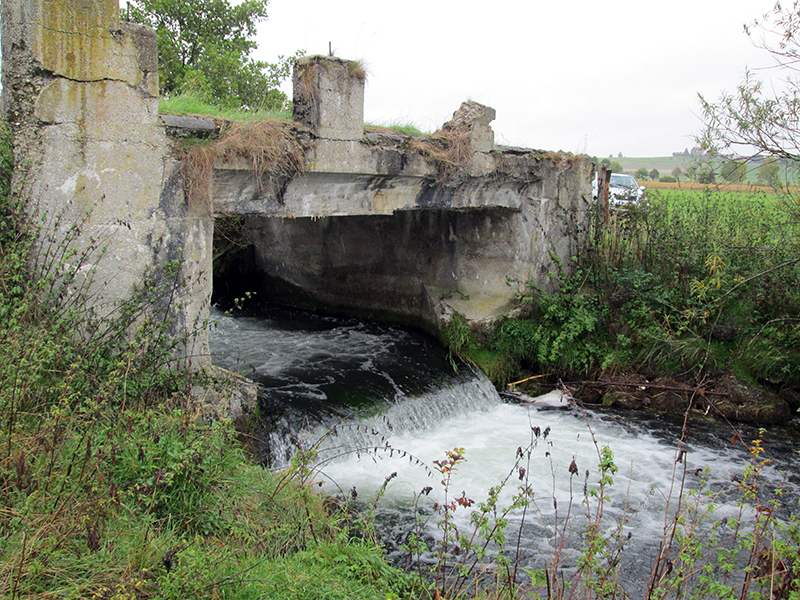 Das Bild zeigt die Brücke und den Absturz vor Beginn der Bauarbeiten