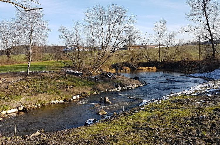 Wo vorher das Wehr stand, findet sich nach dem Umbau eine naturnahe Sohlgleite in Beckenstruktur.