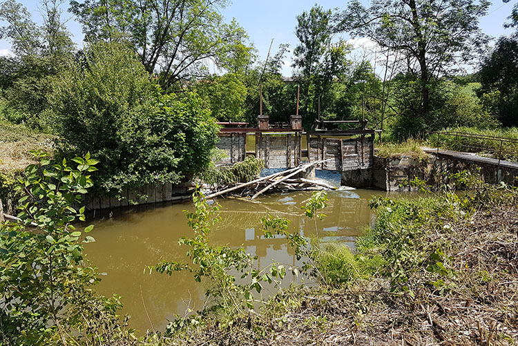 Vor dem Umbau stellte das alte Wehr ein unüberwindbares Hindernis für Fische und Kleinstlebewesen dar. Im Sommer 2019 wurde die marode Wehranlage abgerissen.