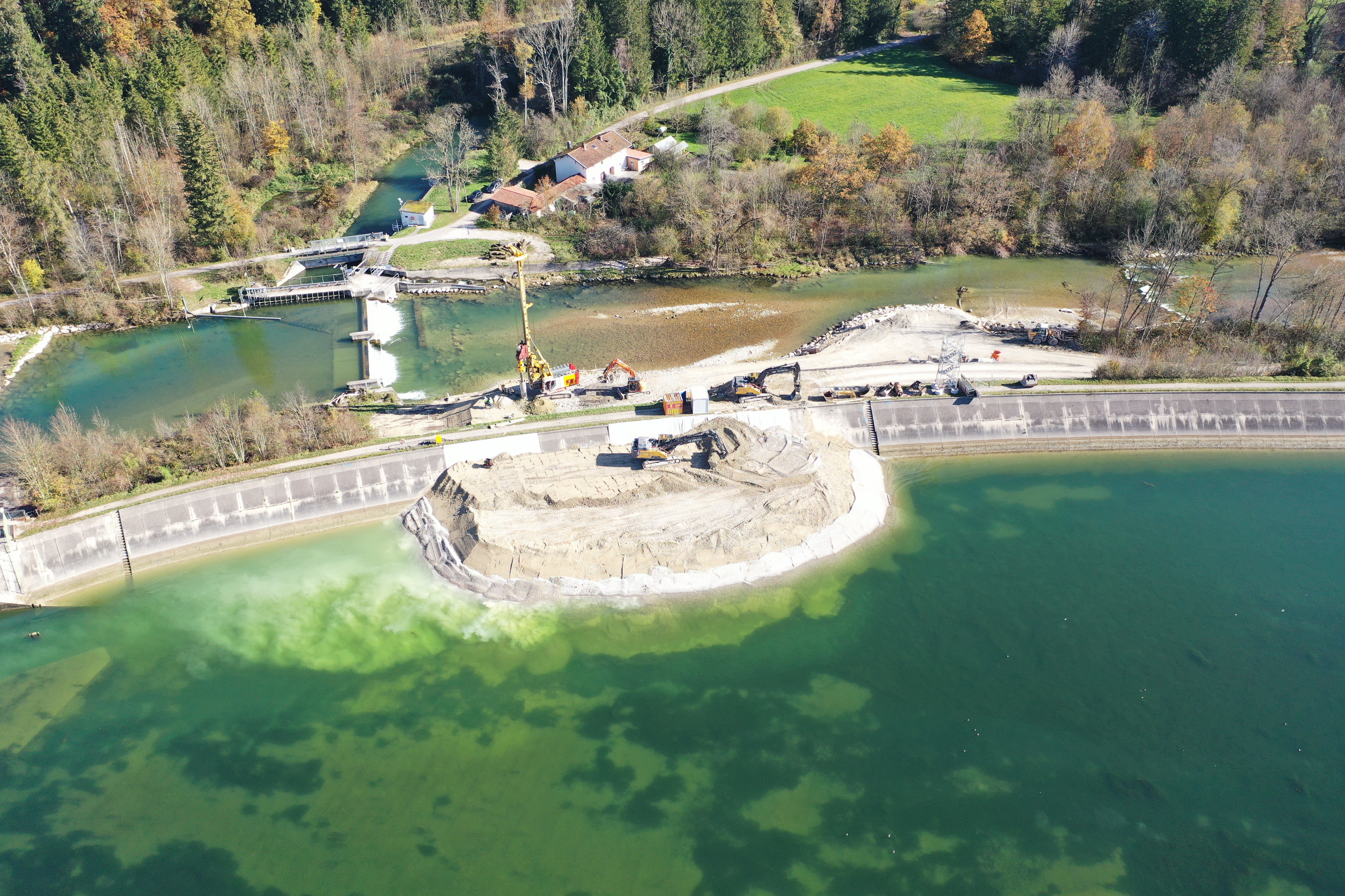 Drohnenaufnahme: In der Bildmitte ist die Baustelle auf dem Gelände der Leitzachwerke zu sehen.